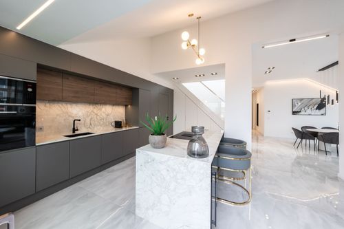 Urbanes Apartment mit komfortablem Wohnraum und Küchenzeile
